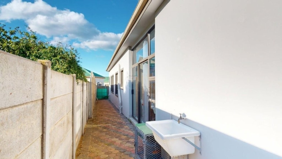 3 Bedroom Property for Sale in Stilbaai Wes Western Cape